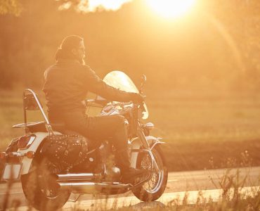 秋にバイクに乗る人