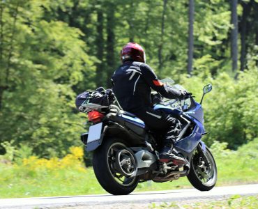 夏にバイクに乗る人